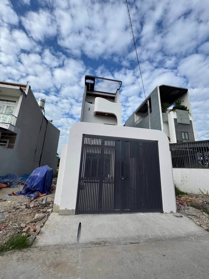 Nhà 1 trệt 2 lầu siêu xinh hẻm Nguyễn Đức Thuận, Dĩ An, giá tốt