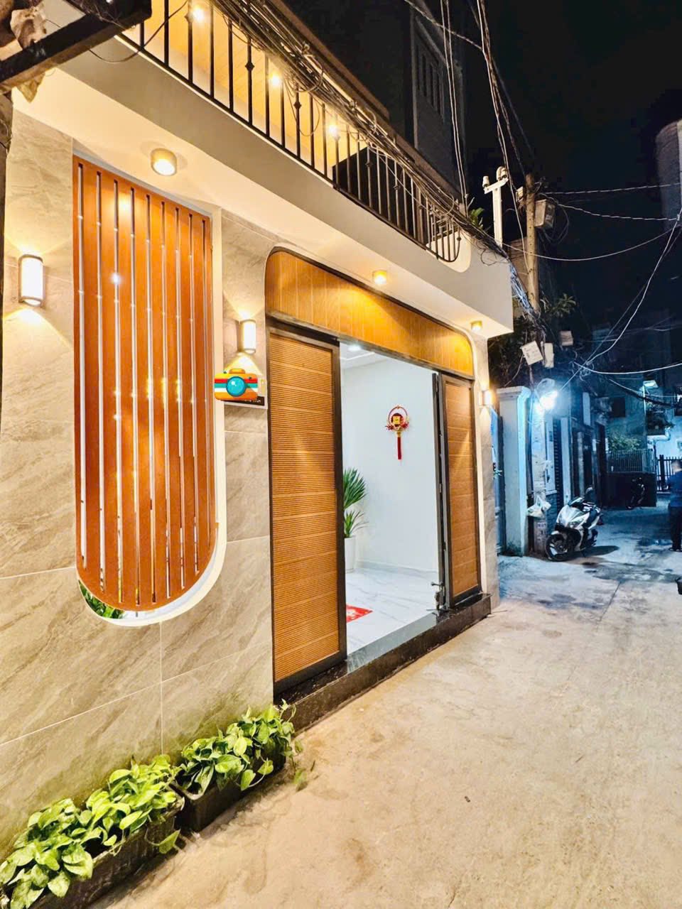 Ngôi nhà 2 tầng, có sân thượng xinh xắn, 3 phòng ngủ, gần Ngã Tư Hàng Xanh, chỉ 5 phút đến Quận 1