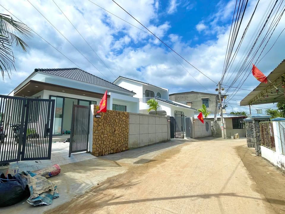 Bán biệt thự vườn 290m2, sân vườn tiểu cảnh, 3 phòng ngủ, giá chỉ 2.8 tỷ