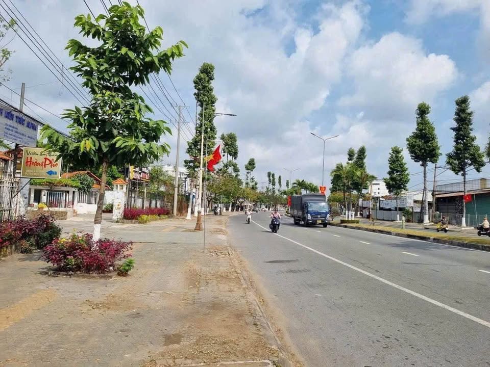 Nhà 10m mặt tiền Bến Tre, 285m2, có 4 phòng ngủ, tặng nội thất