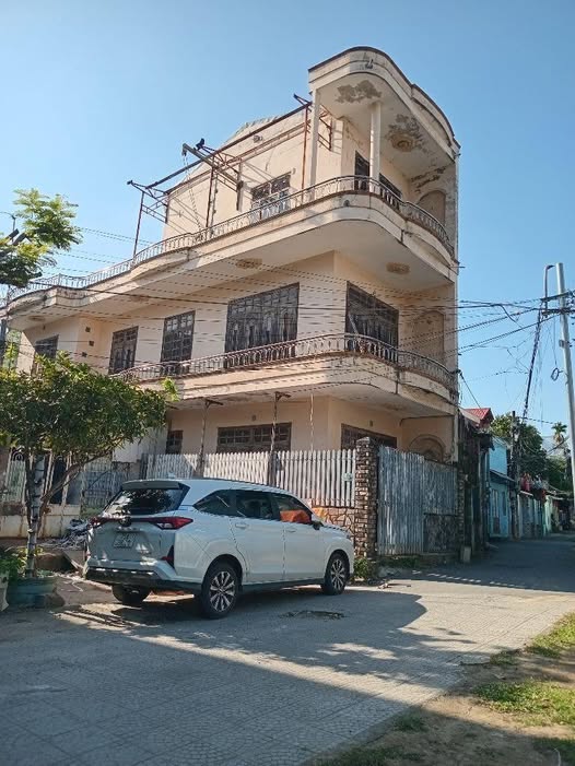 Chào bán nhà 3 tầng kiệt ô tô Huỳnh Ngọc Huệ, đối diện công viên nên có thể để 5 ô tô thoải mái, giá 4.83 tỷ