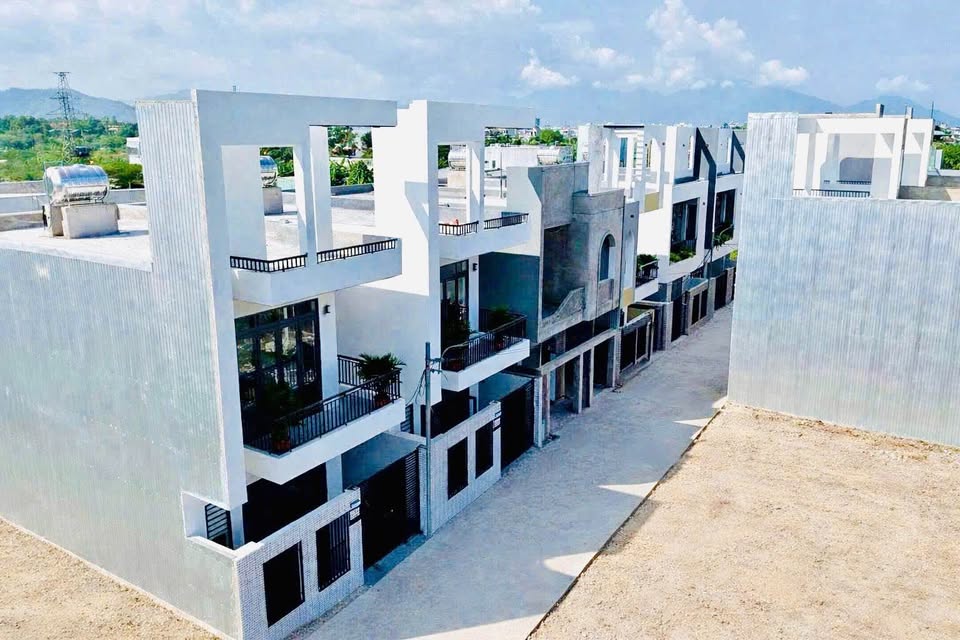 Bán 2 căn tiếp theo trong dãy nhà phố 584 Tôn Đản, kiệt 4m ô tô vào tới nhà, đậu đỗ 24/24h