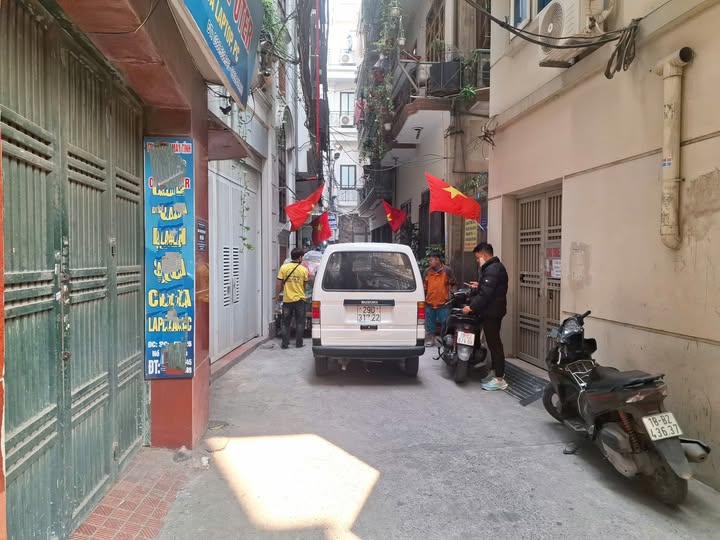 Cần bán nhà đầu Hồ Tùng Mậu, ngay ngã tư Mai Dịch - Cầu Giấy, 63m², 8 tầng, mặt ngõ ô tô đỗ cửa, cách mặt phố 20m