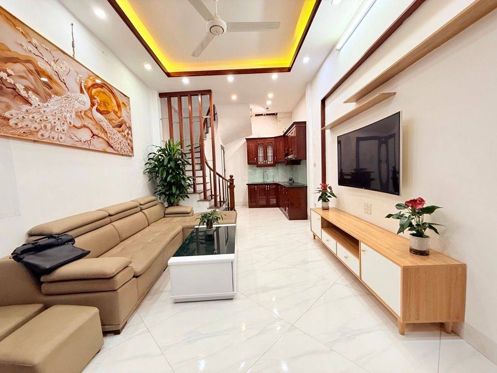 Bán gấp nhà Vĩnh Hưng 33m2, 5 tầng, full nội thất, chỉ 7.28 tỷ