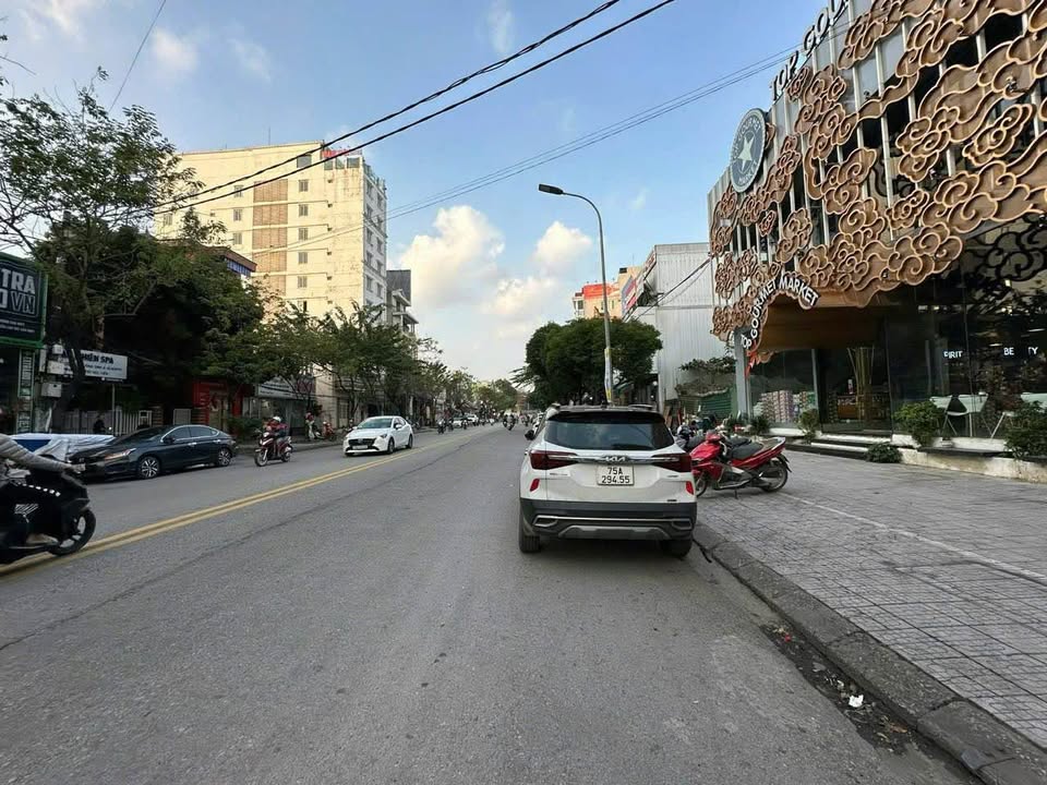 Bán nhà 3 tầng mặt tiền kinh doanh Bà Triệu, Huế, giá chỉ 8,x tỷ