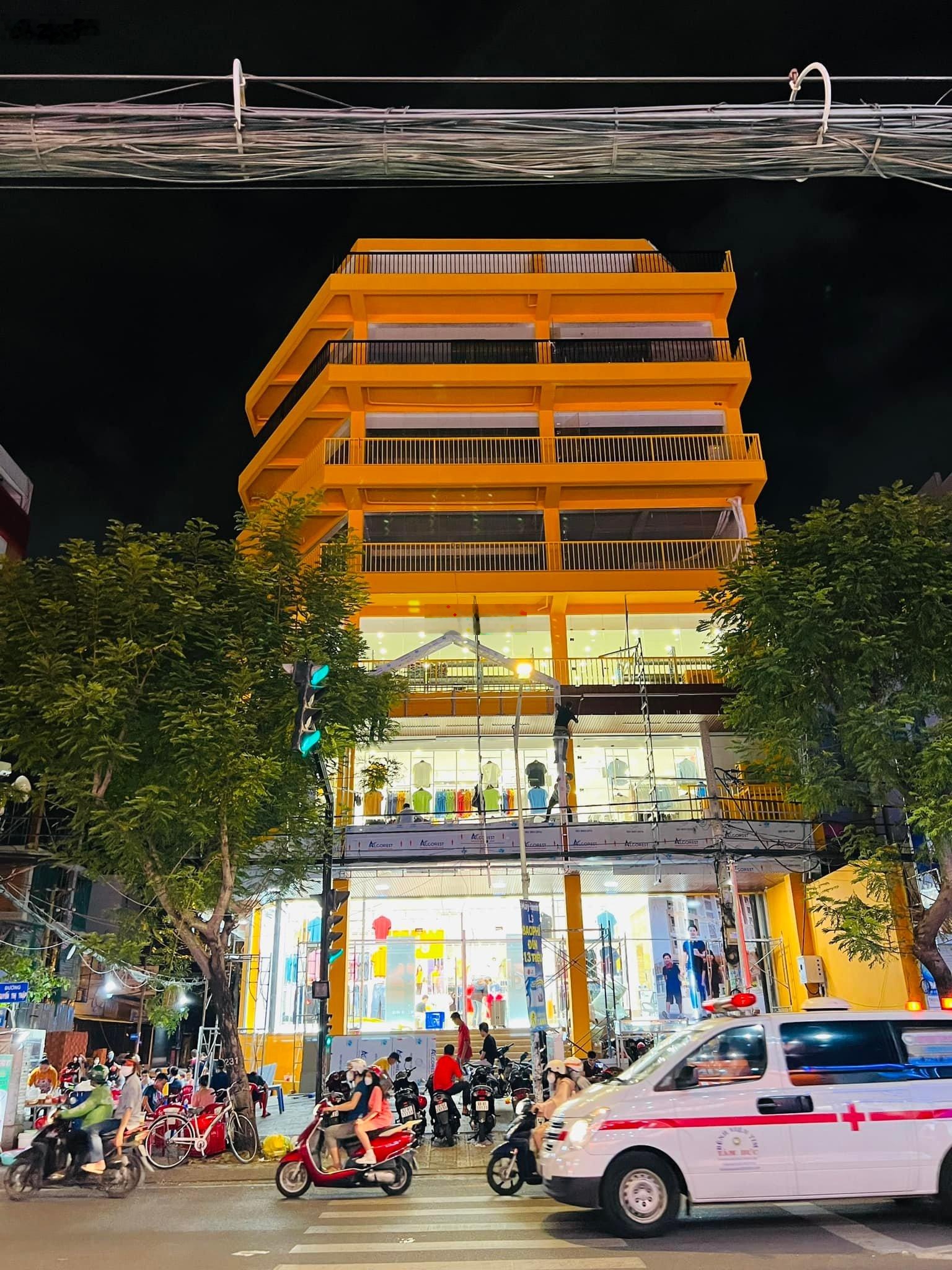 Cho thuê góc 2MT số 495 - 495 - 497 Nguyễn Thị Thập, Quận 7, 15.2x22m, 1 hầm 7 lầu, DTSD: 2.600m2