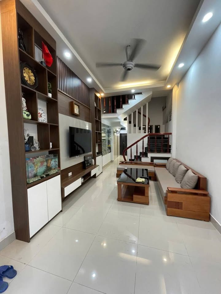 Bán nhà lô góc 4 tầng, 2 mặt thoáng, đường 10m vỉa hè, 3 ô tô tránh nhau tại Đỗ Nhuận, Văn Cao, Hải Phòng