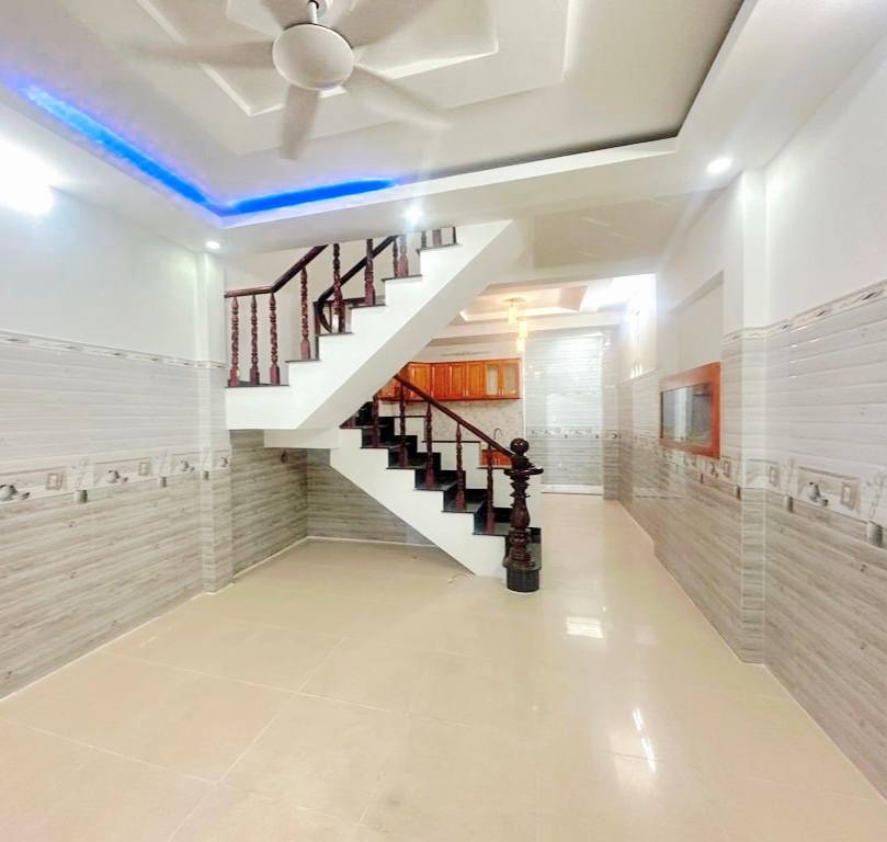 Bán nhà 2 tầng lô góc, hẻm xe hơi, Quận 12, 500m ra Lê Văn Khương