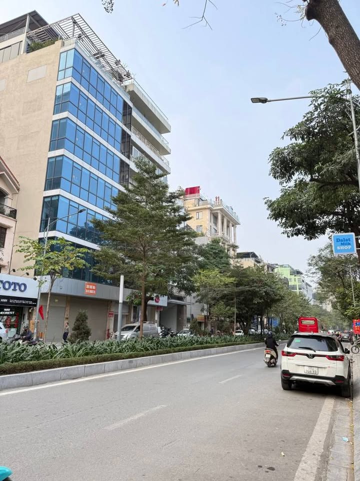 Bán nhà mặt phố Lạc Long Quân, Tây Hồ, 139m2, 6 tầng thông sàn, giá 98 tỷ