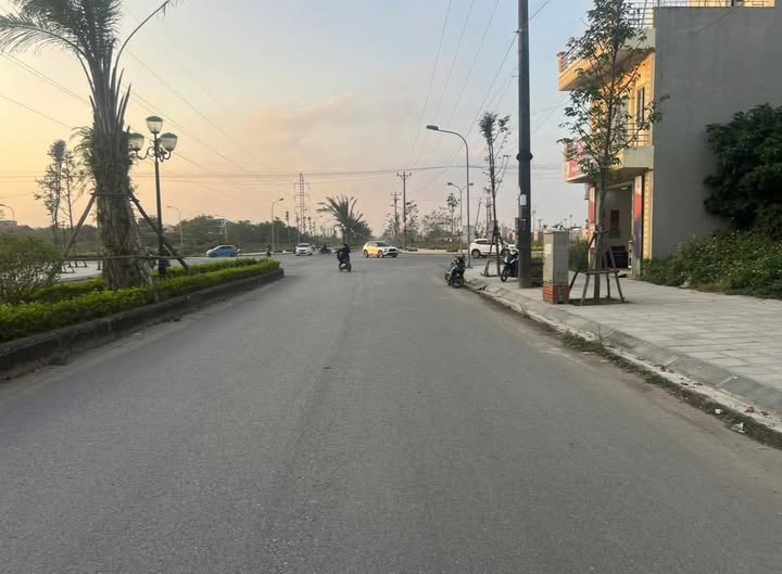 Bán lô đất mặt đường Võ Chí Công, khu đô thị Mỹ Trung, giá 4.35 tỷ