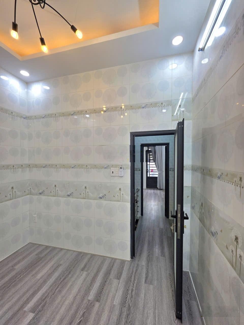 Bán nhà đẹp - hẽm trước nhà 4m - giáp quận 7