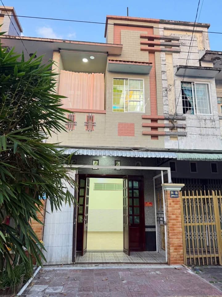 Bán nhà 4x25m, 4 phòng ngủ, sân ô tô rộng rãi, giá mềm 890 triệu