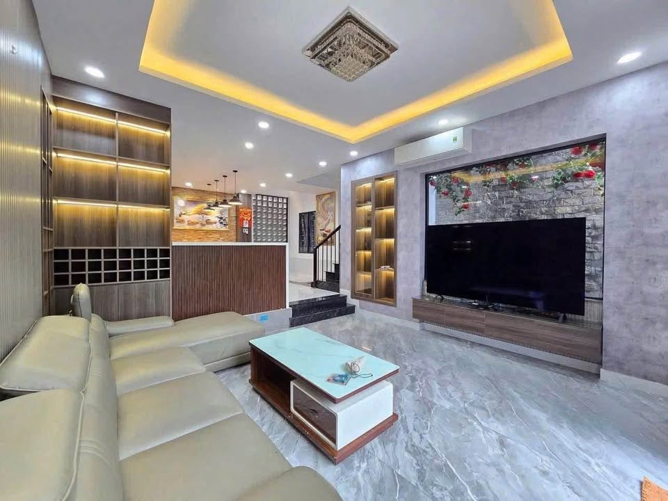 Cho thuê nhà 3 tầng sân vườn kiệt ô tô Nguyễn Phước Nguyên, giá 23 triệu/tháng