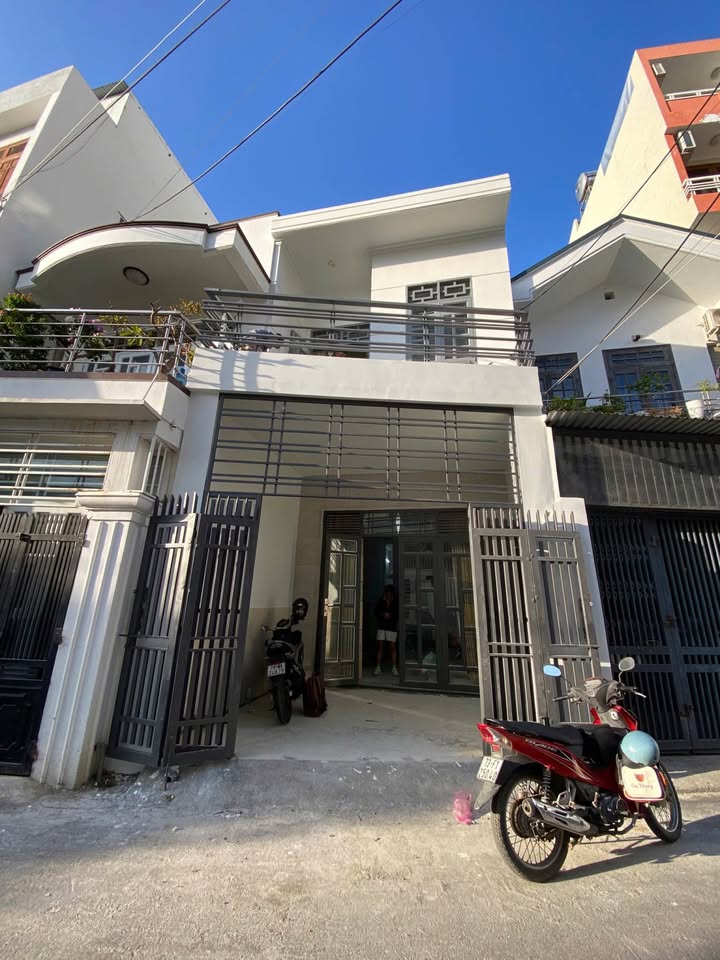 Bán nhà 2 tầng mặt tiền đường Nguyễn Khánh Toàn, giá 6.9 tỷ