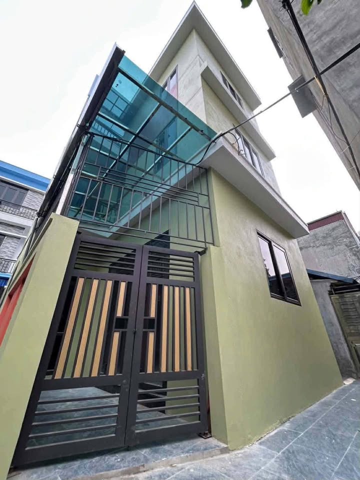 Bán nhà 3 tầng ngõ đường Trần Huy Liệu, đoạn đầu gần ngã 6, giá 2.3 tỷ