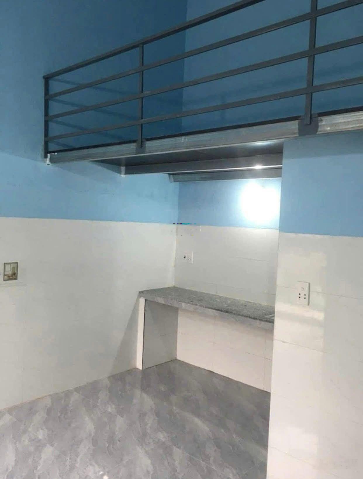 Chủ ngộp bán nhà kèm 8 phòng trọ đang cho thuê full (154m2) kế bên chợ Hưng Long SHR giá 860triệu