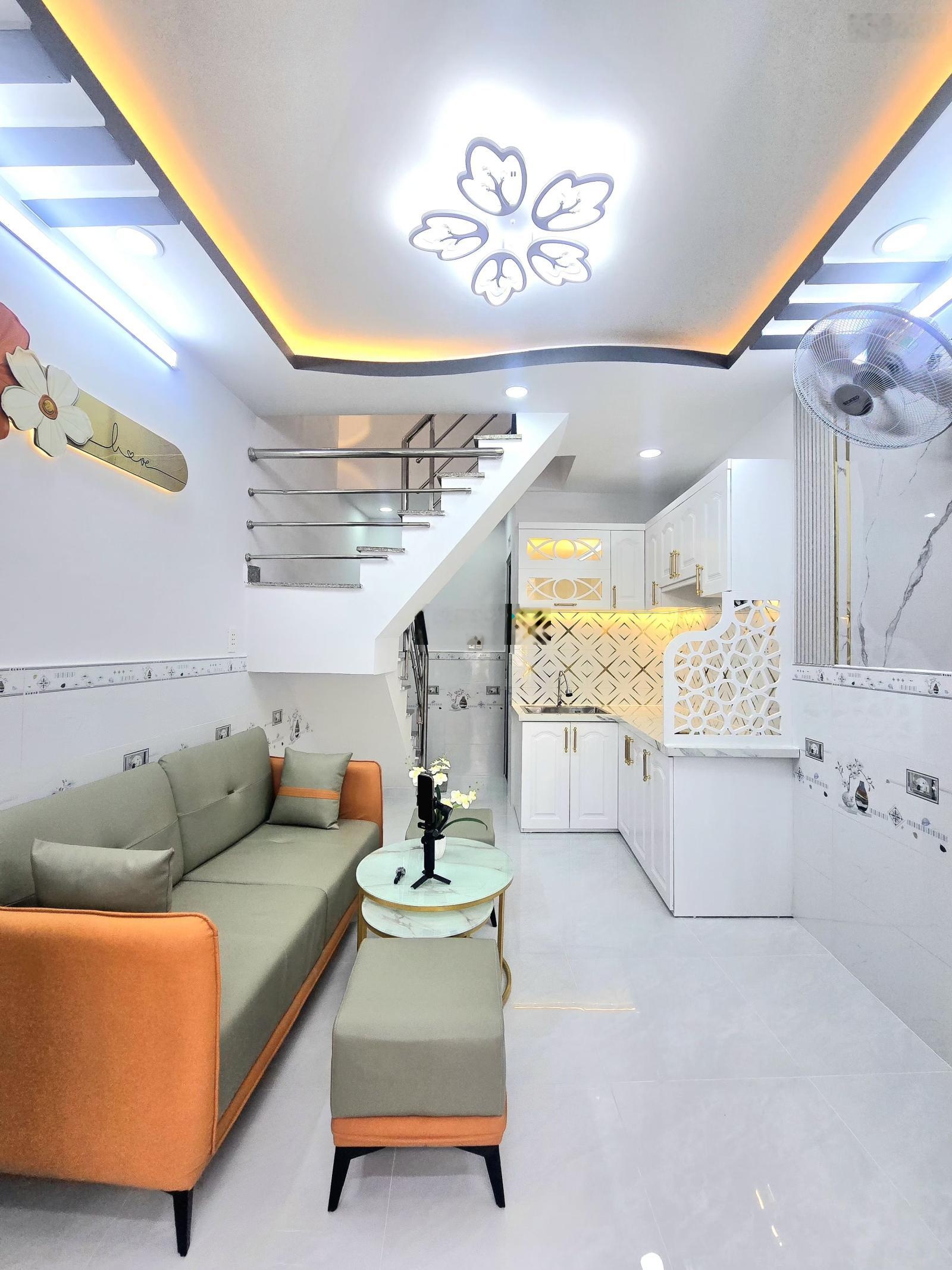 Nhà chính chủ có sổ hồng 2 lầu, cần bán gần Phú Mỹ Hưng quận 7