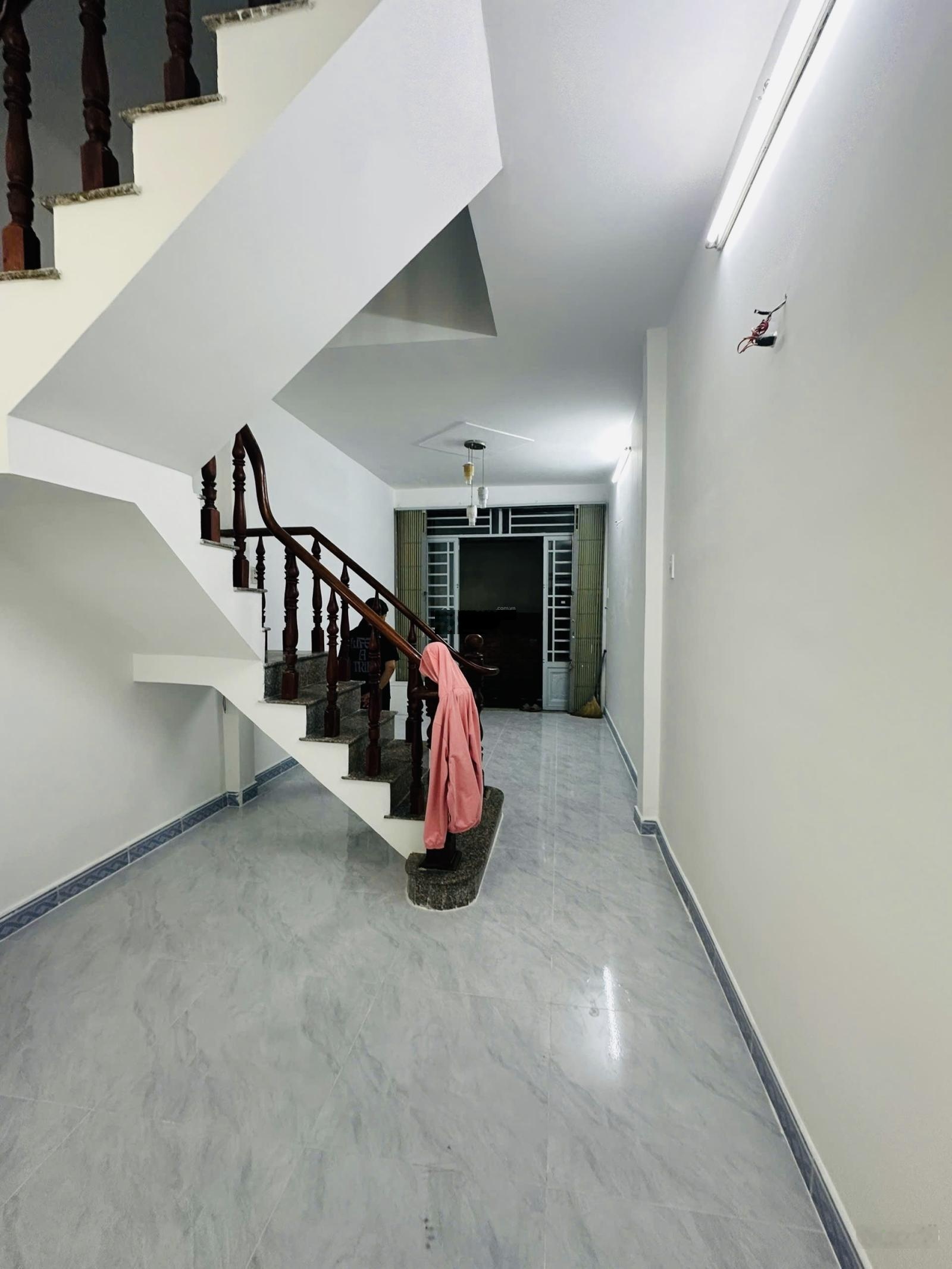 Nhà cấp 4 mới ở ngay 2 tầng gần ủy ban phường tân chánh hiệp xe hơi tới nhà chỉ 30m, chỉ nhỉnh 1.8