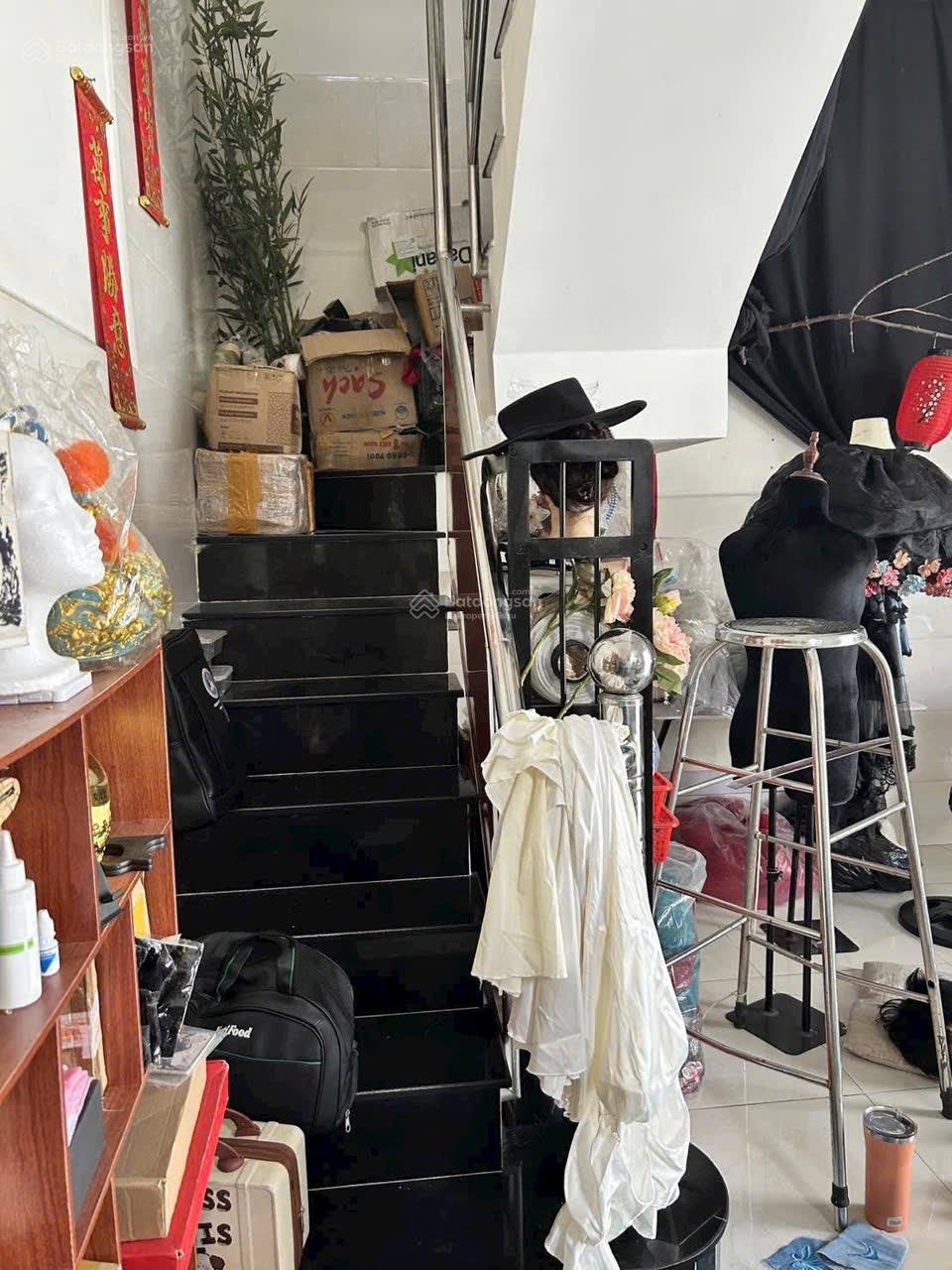 Giảm sốc 500 triệu 2 tầng btct - 3PN, 2WC - cạnh Phú Mỹ Hưng.