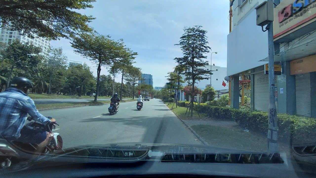 Cho thuê nhà mặt tiền Nguyễn Văn Linh, khu vực Phú Mỹ Hưng DTSD 300m2. Liên hệ 0911556880 Mr Tuấn