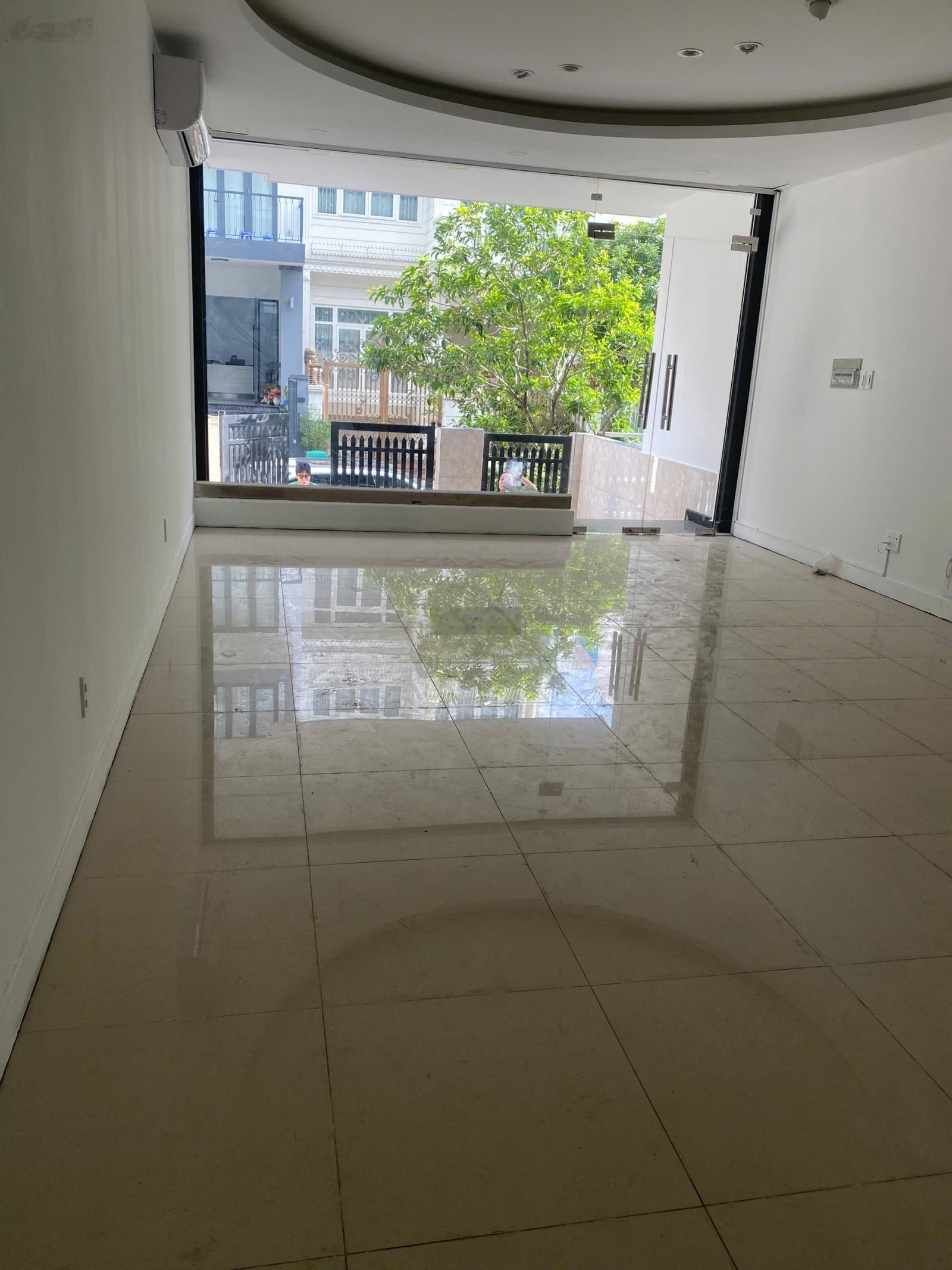 Cho thuê nhà mặt tiền đường số khu dân cư Him Lam Quận 7 / có thang máy giá 50 triệu