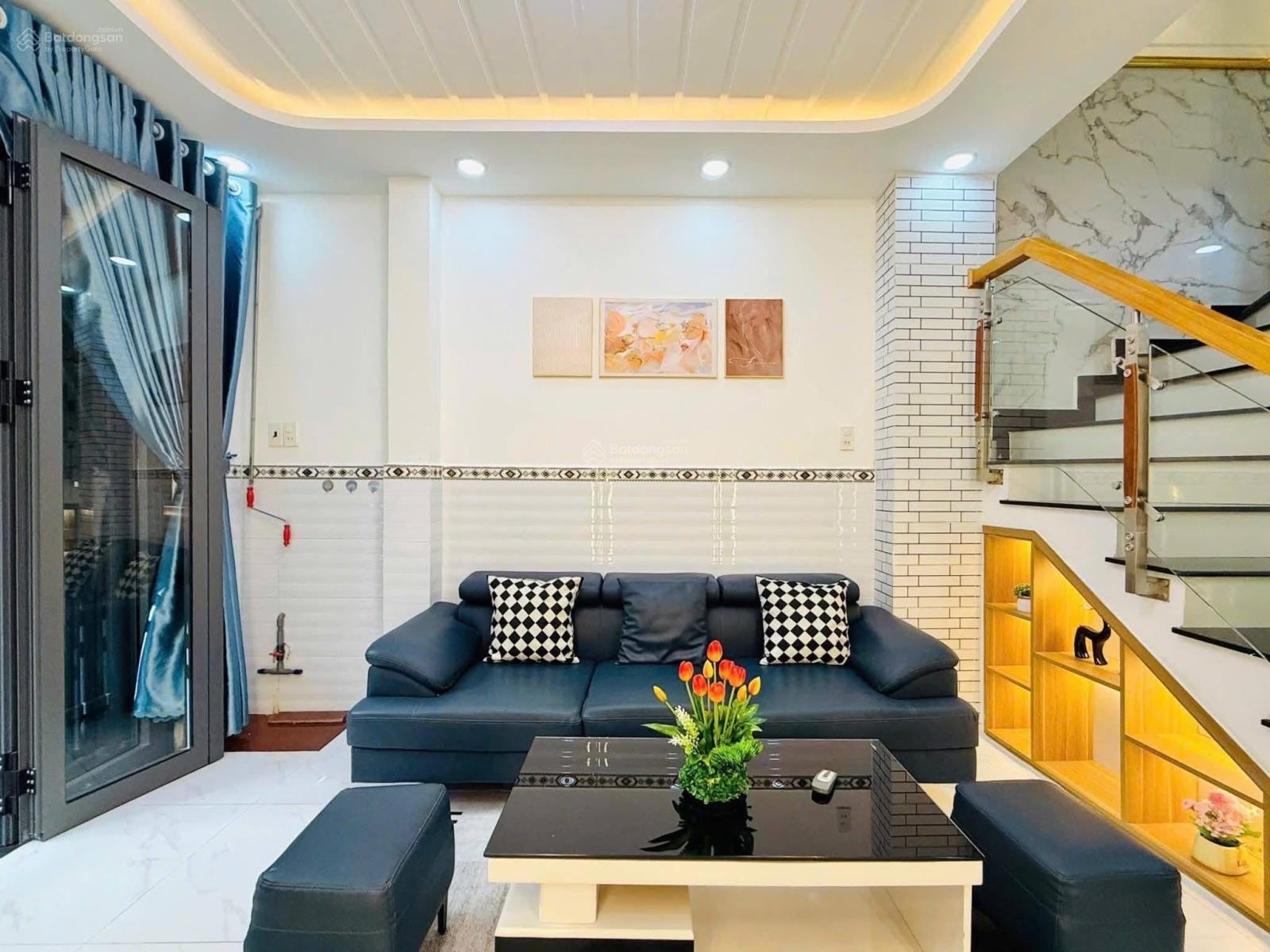 Nhà Đuờng Phan Huy ich trệt 2 lầu có 3 pn 3WC Giá : 4.89 Tỉ TL nhẹ