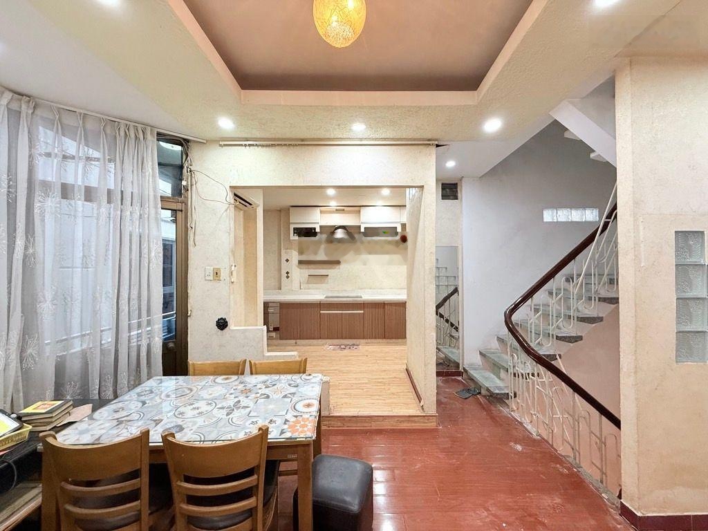 Nguyễn Thị Minh Khai, 9 tỷ, 36m2, 5 tầng,4pn,5wc,pk,bếp,p.thờ,sân thượng,view đẹp Hot!