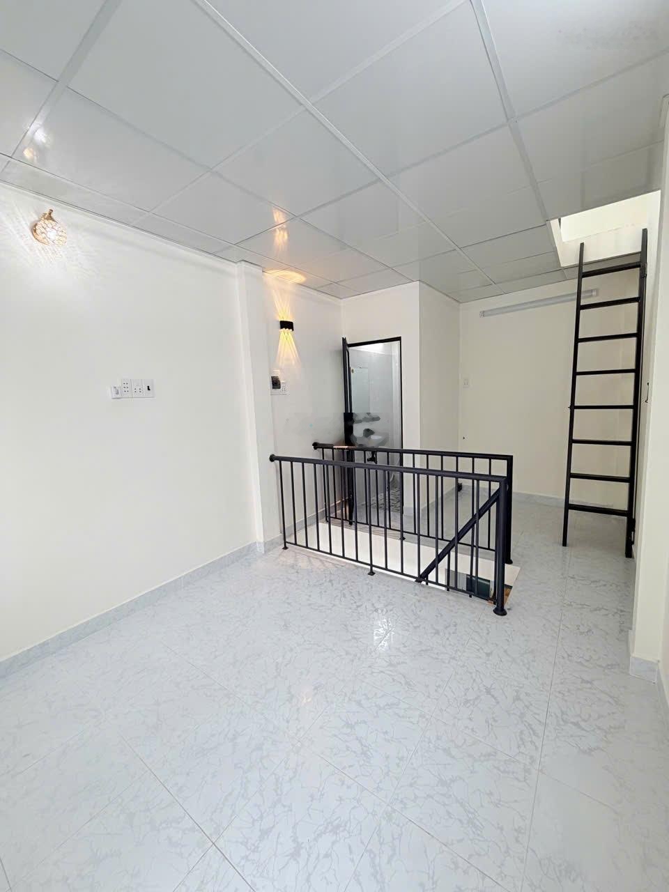 Nhà mới ở ngay, sát mặt tiền, xô viết nghệ tĩnh- bình thạnh- 2,7 tỷ