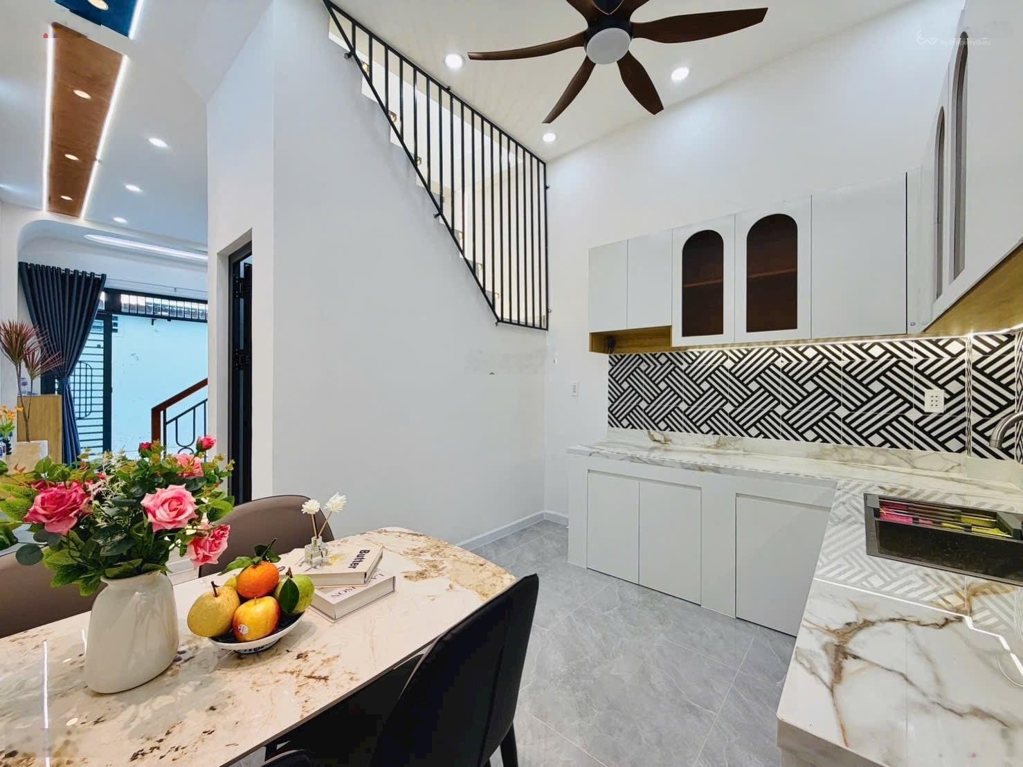 Ngay gần ngã 6 nguyễn kiệm - quang trung, 20m lên xe hơi, mới full nội thất, dt 34m2, 2 tầng đúc