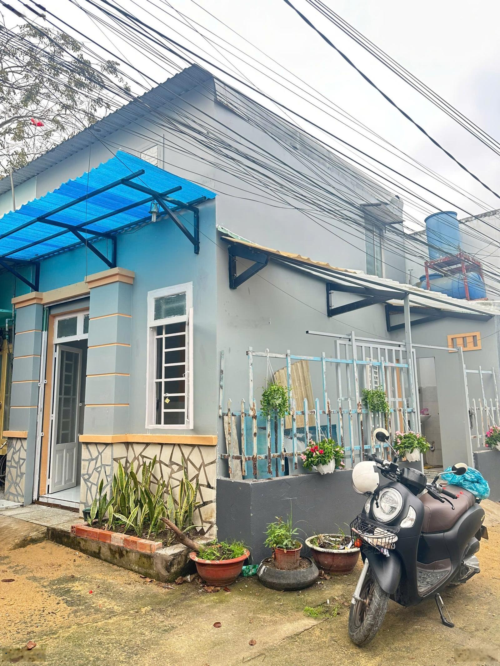 Bán căn nhà nhỏ ngay góc 4x6m, 525tr đường oto khu đông dân, sổ sách đầy đủ, gần chợ, ủy ban