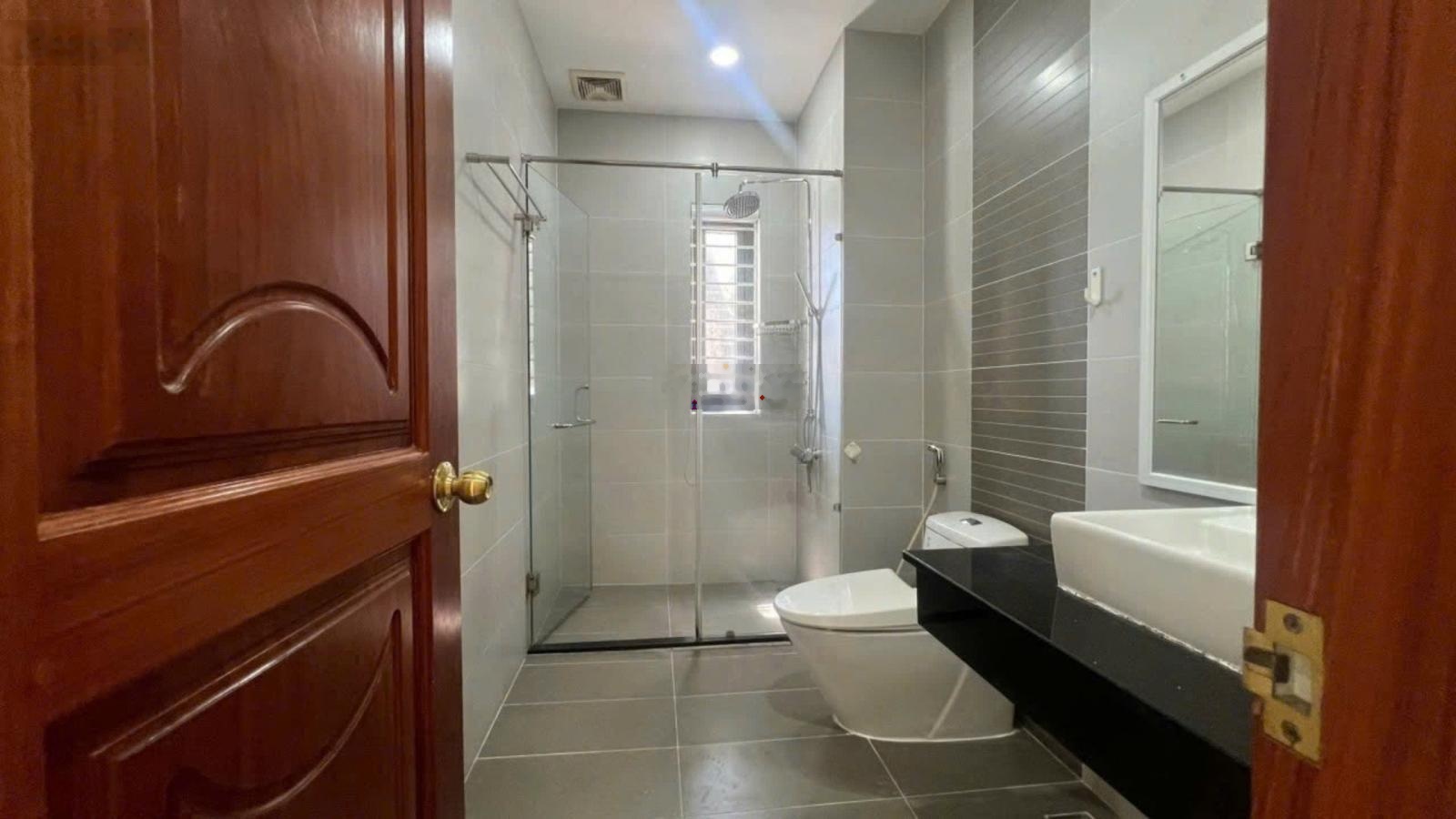 Cho thuê nhà nguyên căn mặt tiền 1 trệt 4 lầu đường 65 Tân Quy Đông quận 7 LH 0938553808