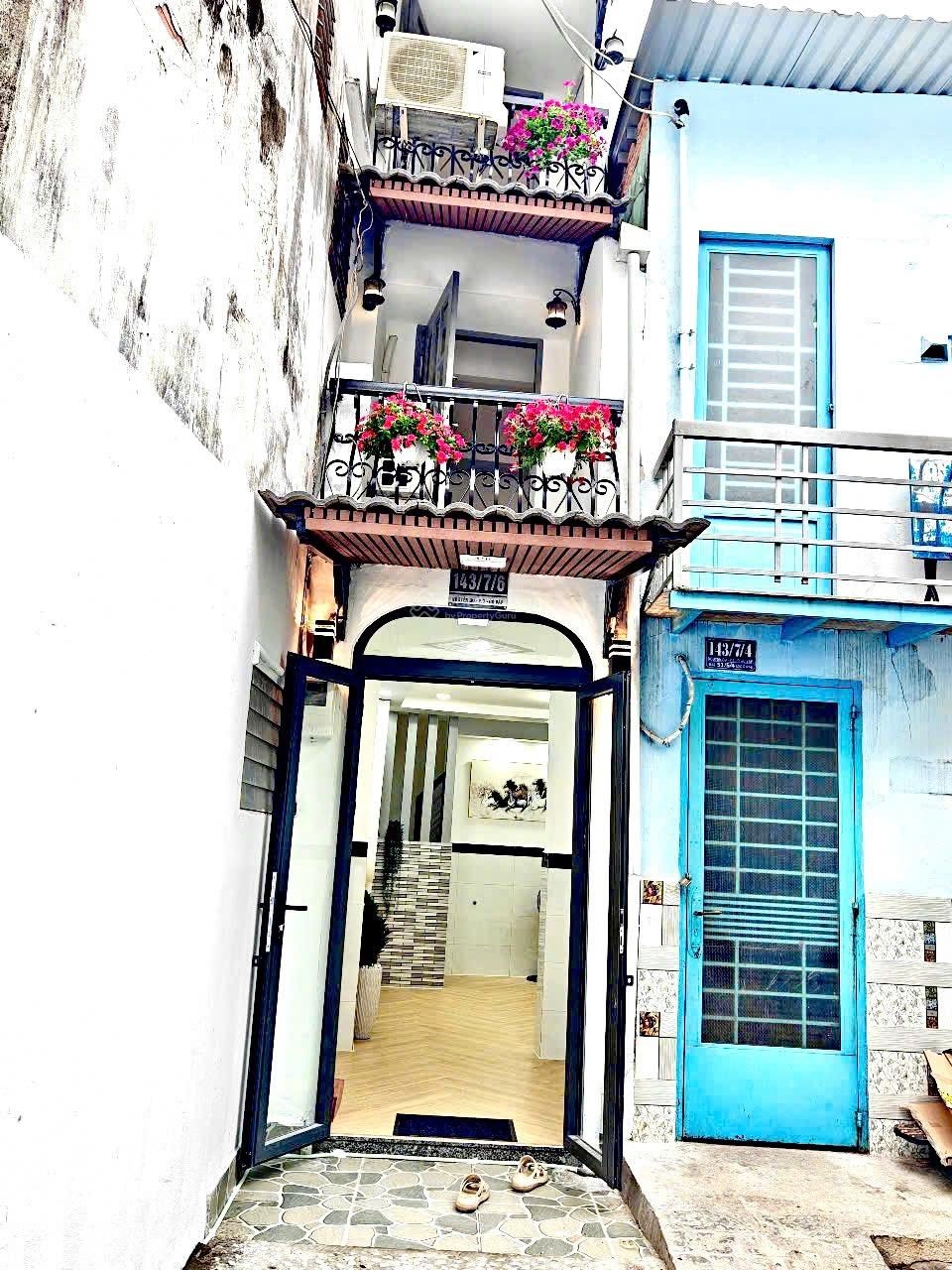 Hẻm xe tải, 3 tầng đúc BTCT, có bãi đậu xe hơi trước nhà, sân để 10 xe máy