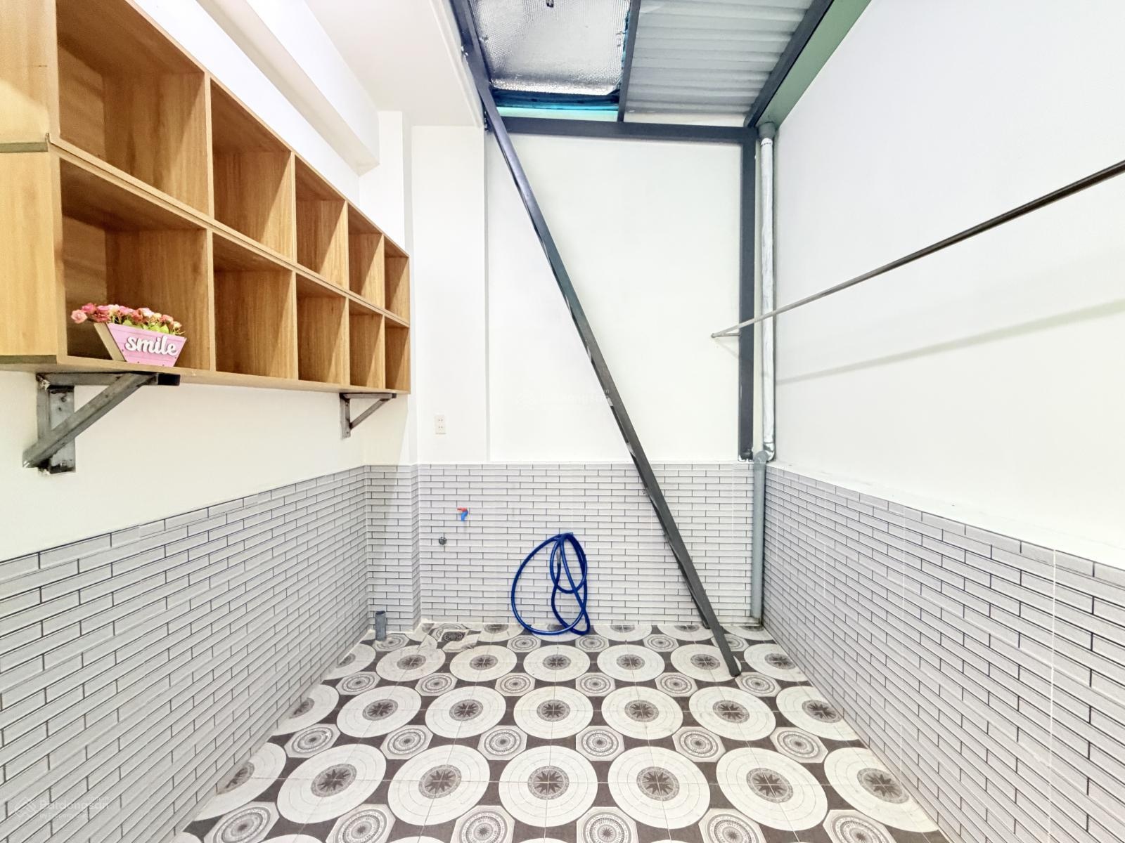 Bán nhà đẹp đúc 3 lầu giá chỉ nhỉnh 4 tỷ sát bên siêu thị emart gò vấp