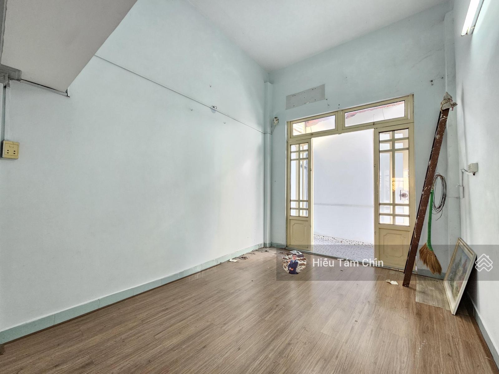 Nhà Thờ Giáo Xứ Hoà Bình, 30.9m2, 3 Tầng, 3 Phòng, 3WC, Gần Tân Sơn Nhất