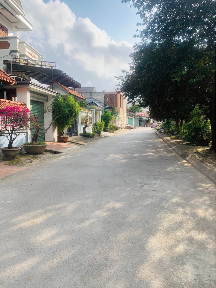 Bán nhanh lô đất đẹp gần Hồ Sen, giá 2.5 tỷ