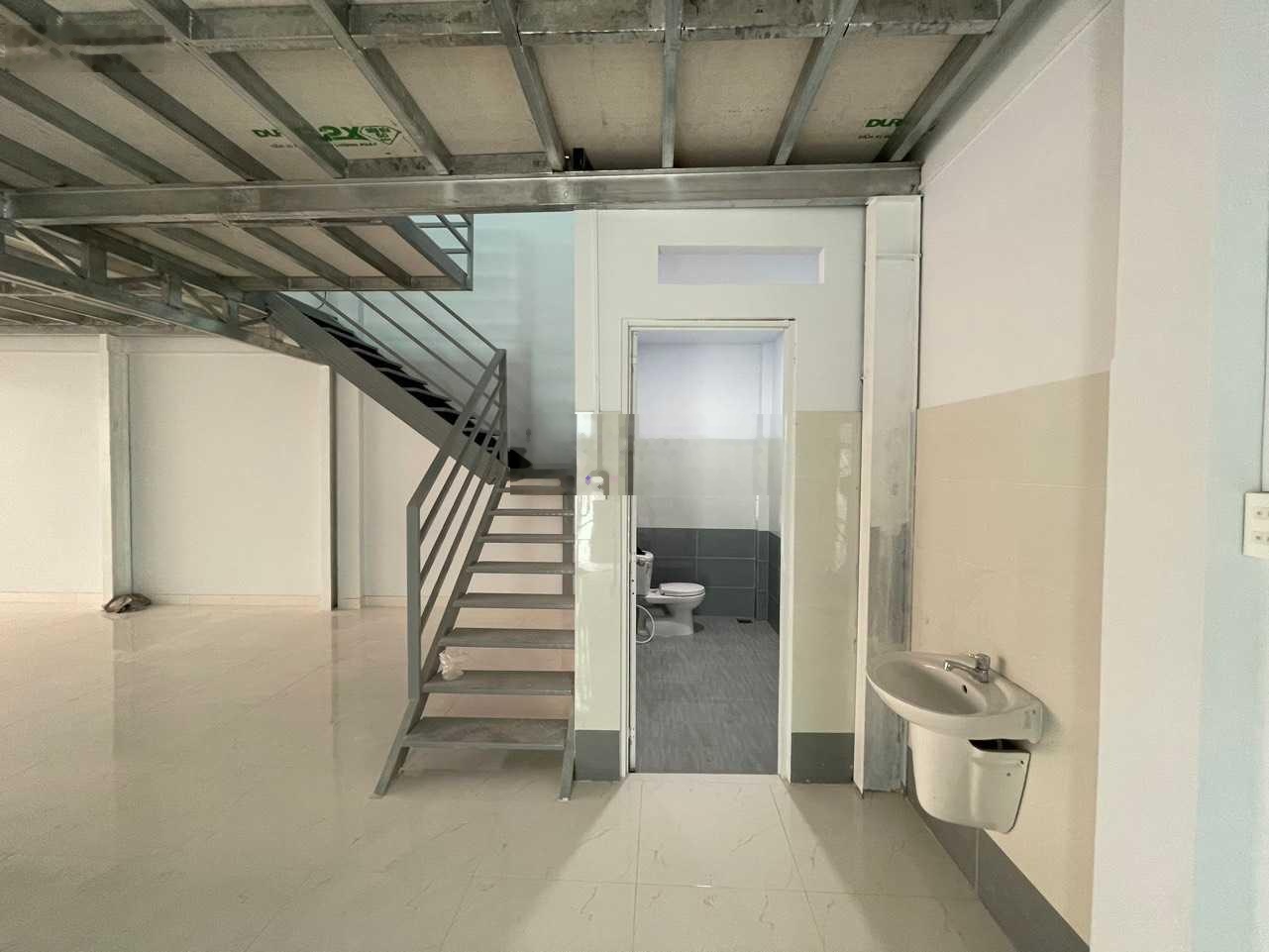 Cho thuê nhà ngang 7m dài 24m số 861 đường Huỳnh Tấn Phát, P. Phú Thuận Quận 7 giá 49 triệu/tháng