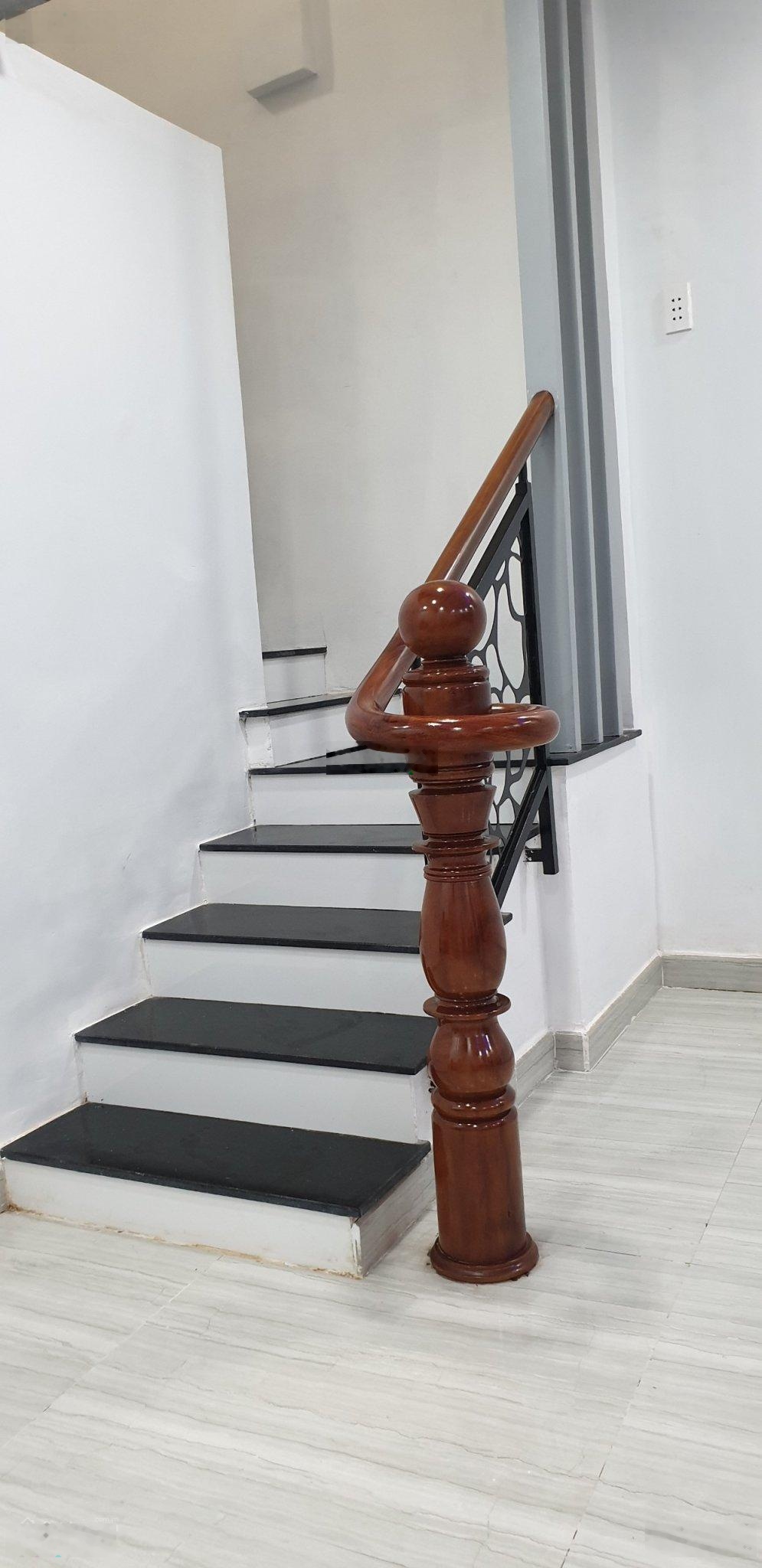 9,4 tỷ . Bán nhà đối diện công viên 23/9 ngay trung tâm Q1. 4,8 x 9m, 11 tỷ giảm còn 9,4 tỷ