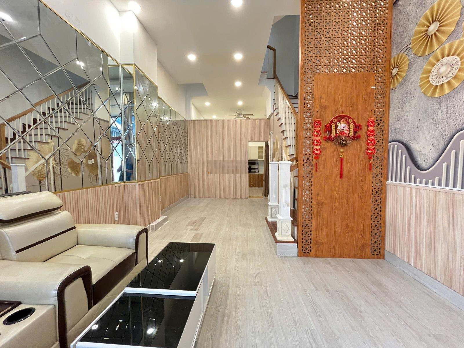 Nhà 2 lầu full nội thất hẻm xe hơi Lâm Văn Bền