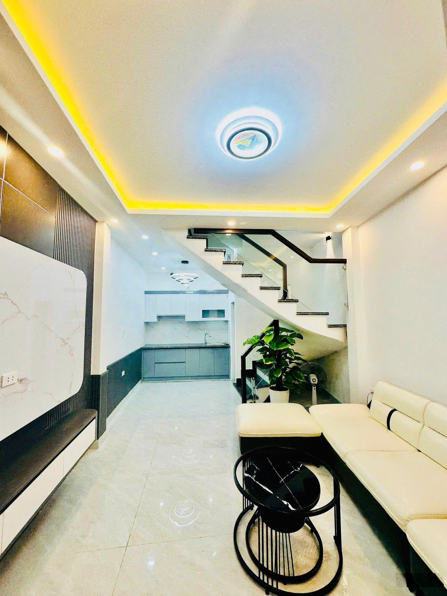 Bán nhà bà hom hẻm thông, giáp quận 6, ngang 4m, giá đúng 2 tỷ thương lượng mạnh