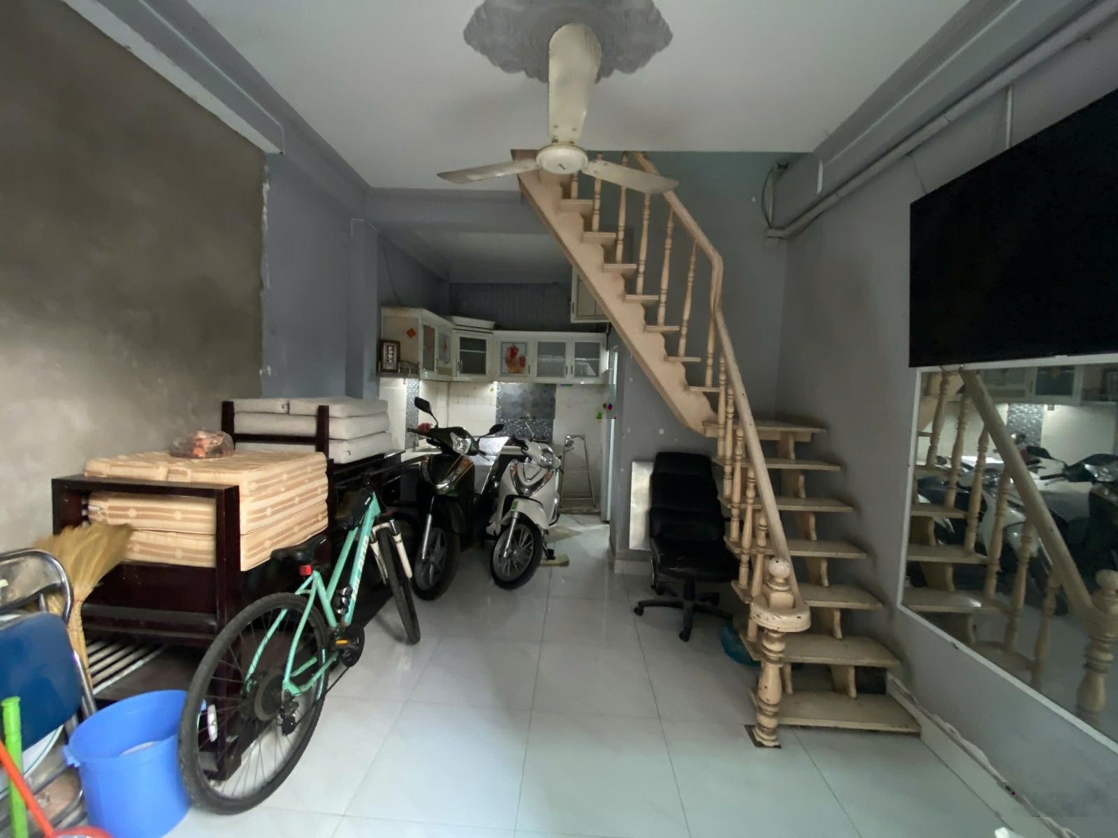 Hành hiếm nhà 2 tầng dt: 3.8x6m, sổ hồng riêng, công chứng ngay