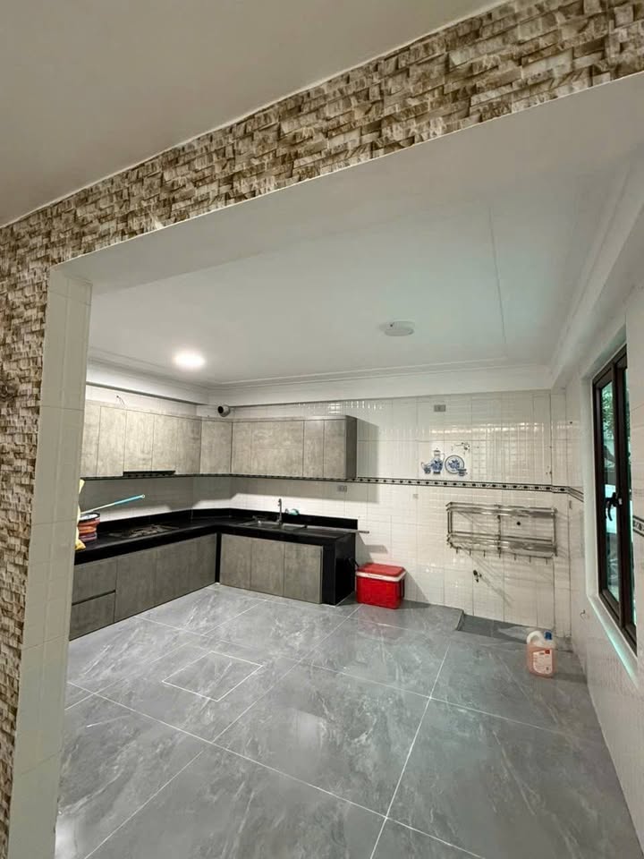 Bán căn biệt thự 3 mặt tiền 3 tầng thiết kế hiện đại Nguyễn Công Trứ, Đông Sơn cũ, giá 5,2 tỷ