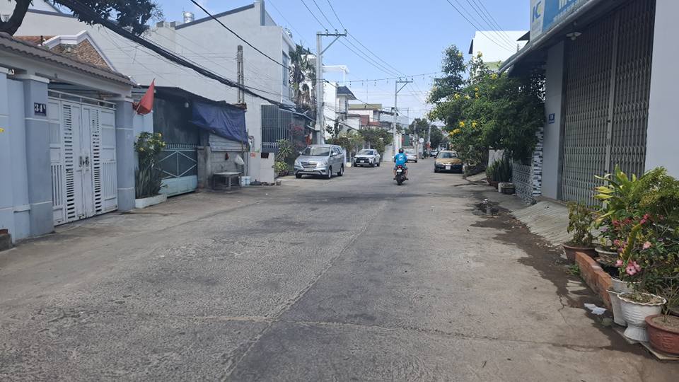 Cần bán nhà mặt tiền Huỳnh Tấn Phát, khu dân cư đông, nhiều tiện ích xung quanh, giá 3.8 tỷ