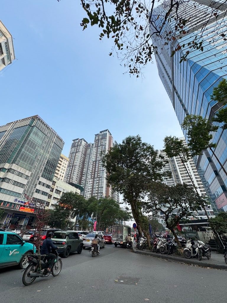 Bán căn chung cư Trung Hòa Nhân Chính, lô góc, tầng thấp, 2 phòng ngủ, mặt phố Hoàng Đạo Thúy, chỉ 4.96 tỷ