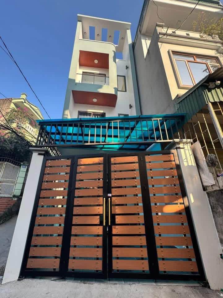 Bán căn nhà 3 tầng ngõ 20 Cao Xanh, ô tô đỗ cửa, gần chợ Sato Cao Xanh