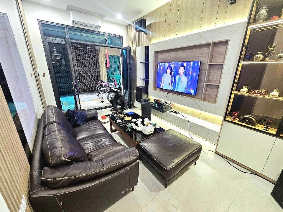 Bán nhà Nguyễn Ngọc Nại, ô tô đỗ cửa, full nội thất, 2 thoáng, hơn 14.x tỷ