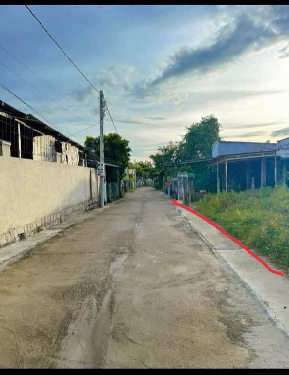 Bán lô đất kế bên khu công nghiệp Thành Hải, nay thuộc phường Bảo An, đối diện trường lái, giá 900 triệu