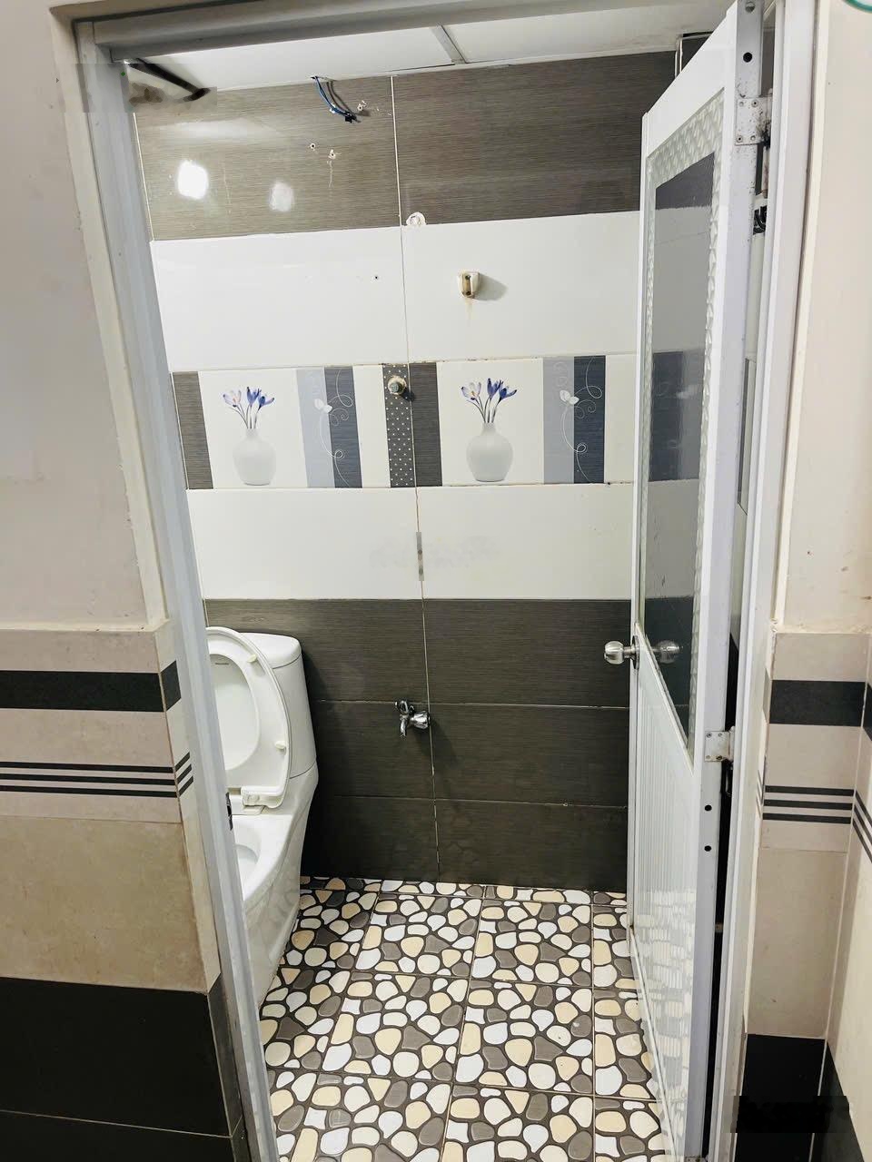 Cần bán gấp nhà phố 1trệt 1lầu diện tích 20m2, đường Nguyễn Văn Quá ,giá 2tỷ ,sổ hồng riêng.