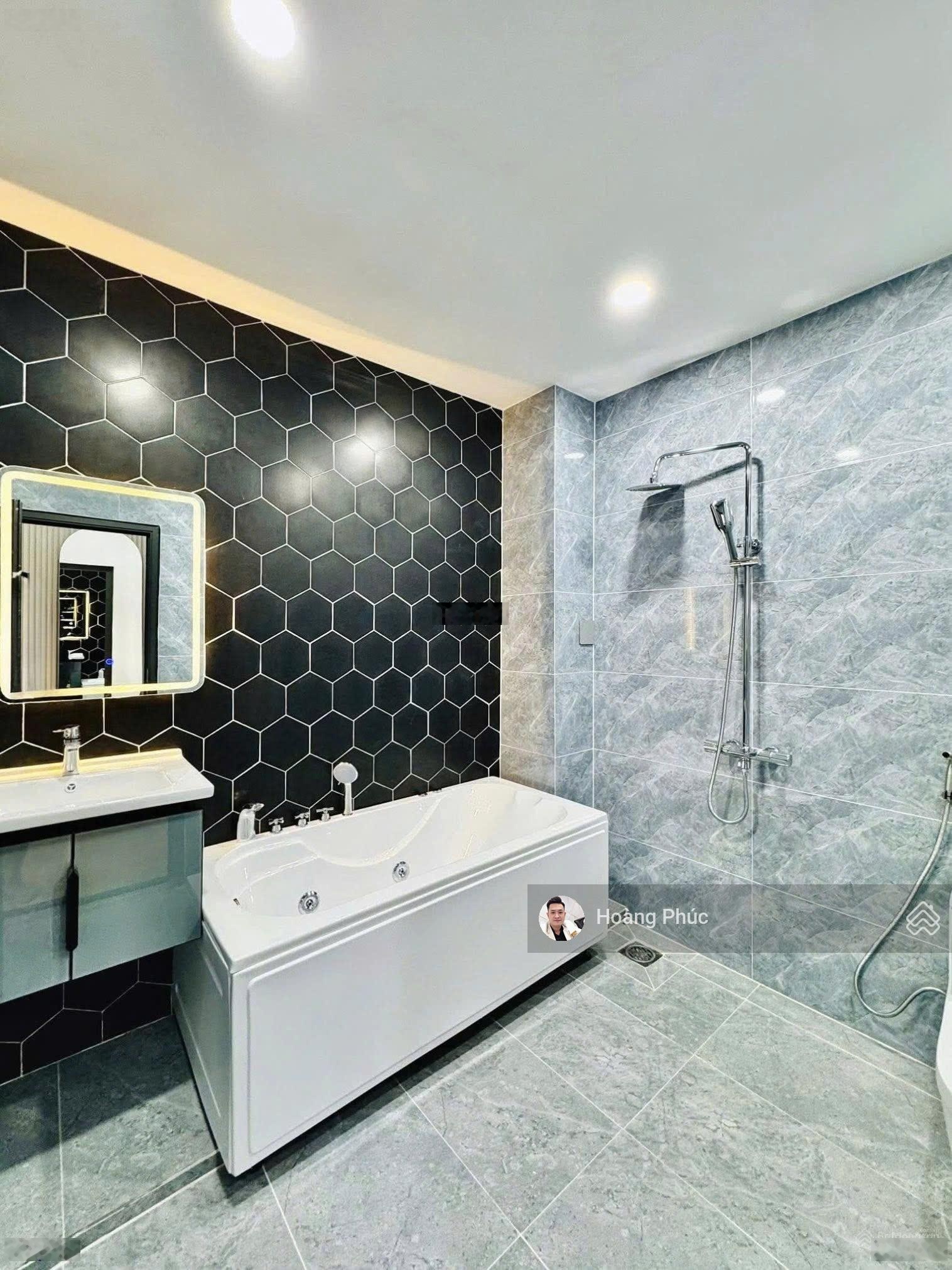 Bán nhà đang cho thuê 28 tr/tháng, mặt đường Lý Tự Trọng - Q1 giá 4tỷ120, 83m2,gần Vincom Đồng Khởi