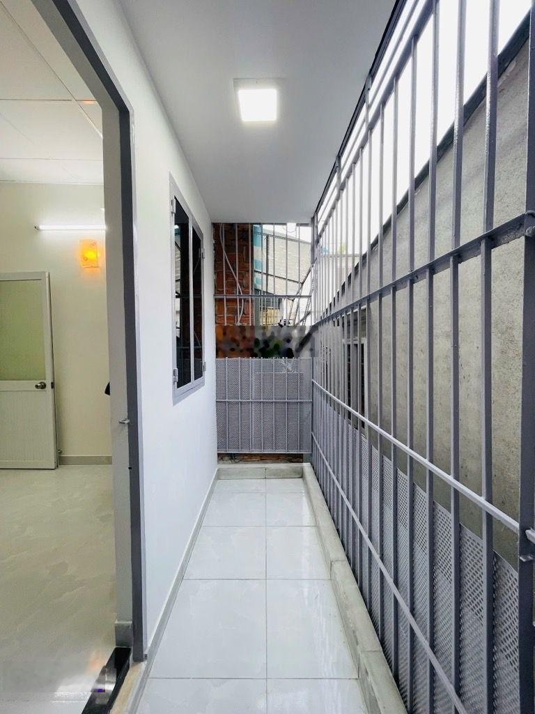 24M 3m x8m ( nếu cộng sân vào là 9.5m , sân sử dụng riêng, 2PN, 2WC, ban công