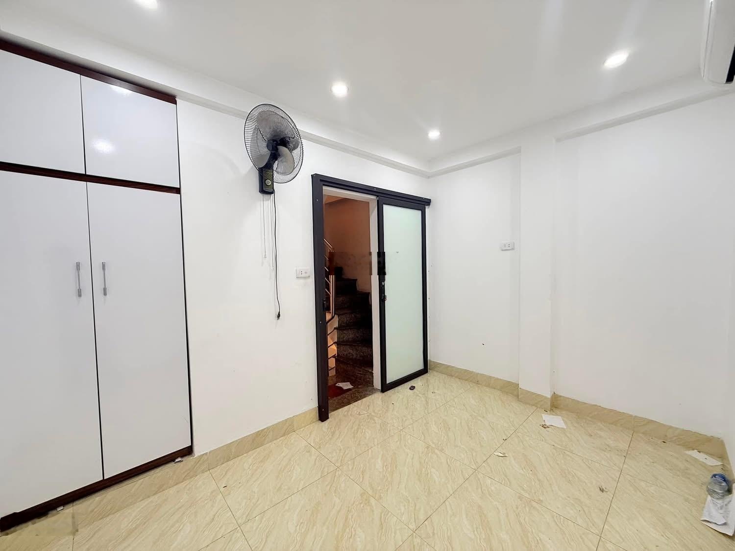 Bán nhà nhỏ xinh phố lĩnh nam 16m2 * 5 tầng * 3 phòng ngủ 2,8 tỷ